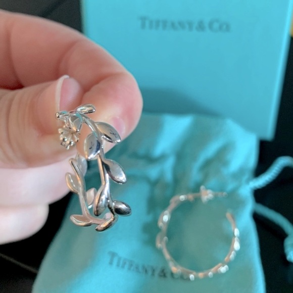 TIFFANY & CO. Olive Leaf Hoop Earrings - Picture 2 of 4